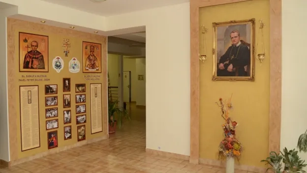 pre vybratých spomedzi ľudí,