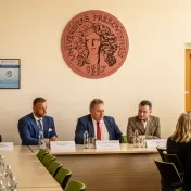 Prešovskú univerzitu navštívili zástupcovia vlády, diskutovali o bezpečnosti na akademickej pôde