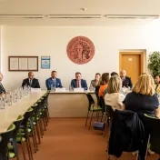 Prešovskú univerzitu navštívili zástupcovia vlády, diskutovali o bezpečnosti na akademickej pôde