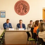 Prešovskú univerzitu navštívili zástupcovia vlády, diskutovali o bezpečnosti na akademickej pôde