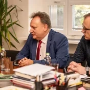 Prešovskú univerzitu navštívili zástupcovia vlády, diskutovali o bezpečnosti na akademickej pôde
