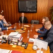 Prešovskú univerzitu navštívili zástupcovia vlády, diskutovali o bezpečnosti na akademickej pôde