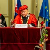 Čestný doktorát Prešovskej univerzity si prevzal významný historik profesor Dienes Dénes (FOTOGALÉRIA)