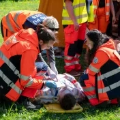 Budúci záchranári zasahovali pri simulovanej  dopravnej nehode