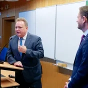 Premiér Heger diskutoval so študentmi o vízii moderného Slovenska