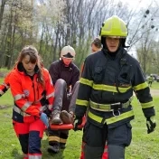 Budúci záchranári zasahovali pri simulovanej dopravnej nehode a hromadnej bitke