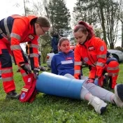 Budúci záchranári zasahovali pri simulovanej dopravnej nehode a hromadnej bitke