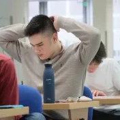 Na univerzite si zmerali sily  najlepší fyzikári stredných škôl