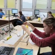 Na univerzite si zmerali sily  najlepší fyzikári stredných škôl