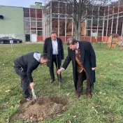 Pri univerzitnej včelnici vysadili lipy v rámci projektu  Tisíc líp pre slovenské včely