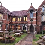 Marek Chmelík z Fakulty zdravotníckych odborov prednášal na University of Cambridge