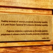 Do  univerzitnej včelnice pribudol slovinský úľ.  Univerzite ho venovala prezidentka SR