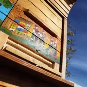 Do  univerzitnej včelnice pribudol slovinský úľ.  Univerzite ho venovala prezidentka SR