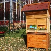 Do  univerzitnej včelnice pribudol slovinský úľ.  Univerzite ho venovala prezidentka SR