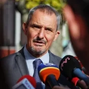 Do  univerzitnej včelnice pribudol slovinský úľ.  Univerzite ho venovala prezidentka SR