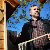 Do  univerzitnej včelnice pribudol slovinský úľ.  Univerzite ho venovala prezidentka SR
