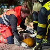 Budúci záchranári zasahovali pri simulovanej hromadnej dopravnej nehode