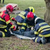 Budúci záchranári zasahovali pri simulovanej hromadnej dopravnej nehode