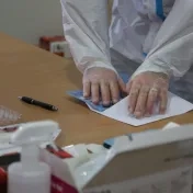 Univerzita testuje svojich zamestnancov pomocou vlastných zdravotníkov