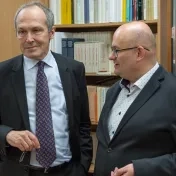 Veľkorysý knižný dar pre Inštitút germanistiky