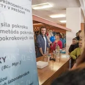 Univerzita opäť praskala vo švíkoch