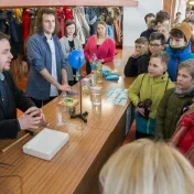 Univerzita opäť praskala vo švíkoch