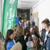 Univerzita opäť praskala vo švíkoch