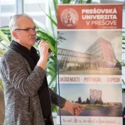Univerzita opäť praskala vo švíkoch