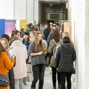 Univerzita opäť praskala vo švíkoch