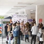 Univerzita opäť praskala vo švíkoch