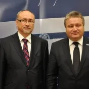 Rektor Prešovskej univerzity v Prešove prof. RNDr. René Matlovič, PhD. a rektor Universitatea din Oradea prof. Constantin Bungau, PhD. podpísali dňa 11. novembra 2013 zmluvu o spolupráci oboch univerzít.