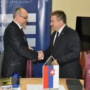 Rektor Prešovskej univerzity v Prešove prof. RNDr. René Matlovič, PhD. a rektor Universitatea din Oradea prof. Constantin Bungau, PhD. podpísali dňa 11. novembra 2013 zmluvu o spolupráci oboch univerzít.