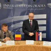 Rektor Prešovskej univerzity v Prešove prof. RNDr. René Matlovič, PhD. a rektor Universitatea din Oradea prof. Constantin Bungau, PhD. podpísali dňa 11. novembra 2013 zmluvu o spolupráci oboch univerzít.