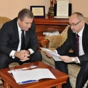 Rektor Prešovskej univerzity v Prešove prof. RNDr. René Matlovič, PhD. a rektor Universitatea din Oradea prof. Constantin Bungau, PhD. podpísali dňa 11. novembra 2013 zmluvu o spolupráci oboch univerzít.