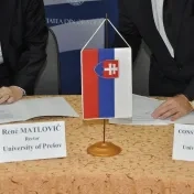 Rektor Prešovskej univerzity v Prešove prof. RNDr. René Matlovič, PhD. a rektor Universitatea din Oradea prof. Constantin Bungau, PhD. podpísali dňa 11. novembra 2013 zmluvu o spolupráci oboch univerzít.