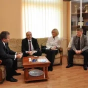 Rektor Prešovskej univerzity v Prešove prof. RNDr. René Matlovič, PhD. a rektor Universitatea din Oradea prof. Constantin Bungau, PhD. podpísali dňa 11. novembra 2013 zmluvu o spolupráci oboch univerzít.
