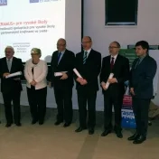 Ocenenie Diploma Supplement Label v rukách rektora PU