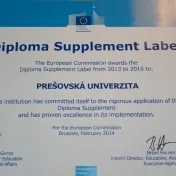 Ocenenie Diploma Supplement Label v rukách rektora PU