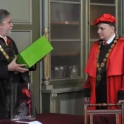Udelenie titulu Doctor honoris causa rektorovi Eötvös Loránd univerzity v Budapešti Prof. Dr. Barnovi Mezeymu, DSc.