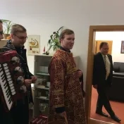 Študenti tradične zavinšovali