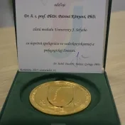 Rektora ocenili zlatou medailou