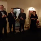T. CHŁOŃ, mimoriadny a splnomocnený veľvyslanec Poľskej republiky v SR, JUDr. P. HAGYARI, primátor mesta Prešov, Doc. PhDr. V. DUDINSKÝ, Doc. PhDr. I. DUDINSKÁ, CSc. - IP, FF PU