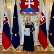Nová profesorka na našom inštitúte. Srdečne blahoželáme!