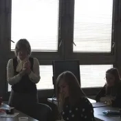 diskusia: vpredu zľava Daniela Slančová, Jana Klingová; vzadu zľava Lenka Palková, Martina Dzanová