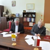 Podpis zmluvy s UPJPII