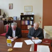 Podpis zmluvy s UPJPII