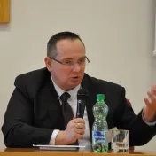 Rozvíjanie zodpovedného občianstva, podporovanie politického vzdelávania a kompetencií mladých ľudí