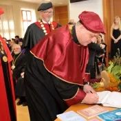 Udelenie čestného doktorátu Dr.h.c. Dr hab. Leszekovi Adamowiczovi, prof. KUL (25.04.2017)