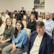 doc. Mokrišová, Mgr. Orikhan, Mgr. Melnyk a Dr. Korečko počas workshopu o kybernetickej bezpečnosti na Mestskom úrade v Prešove (v roku 2025)
