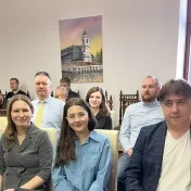 doc. Mokrišová, Mgr. Orikhan, Dr. Vravec, Mgr. Melnyk a Dr. Korečko počas workshopu o kybernetickej bezpečnosti na Mestskom úrade v Prešove (v roku 2025)
